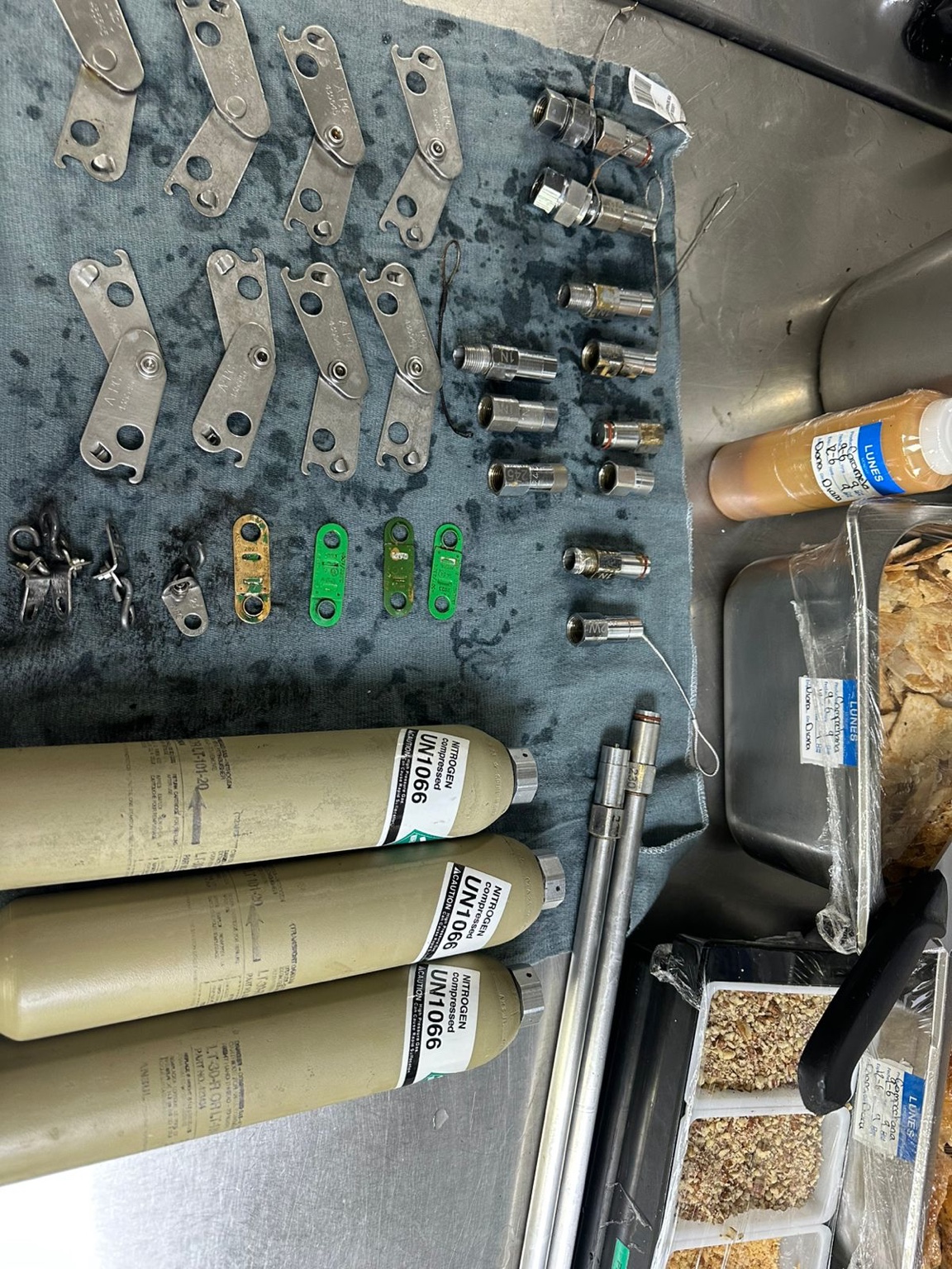 Componentes y cilindros de nitrógeno