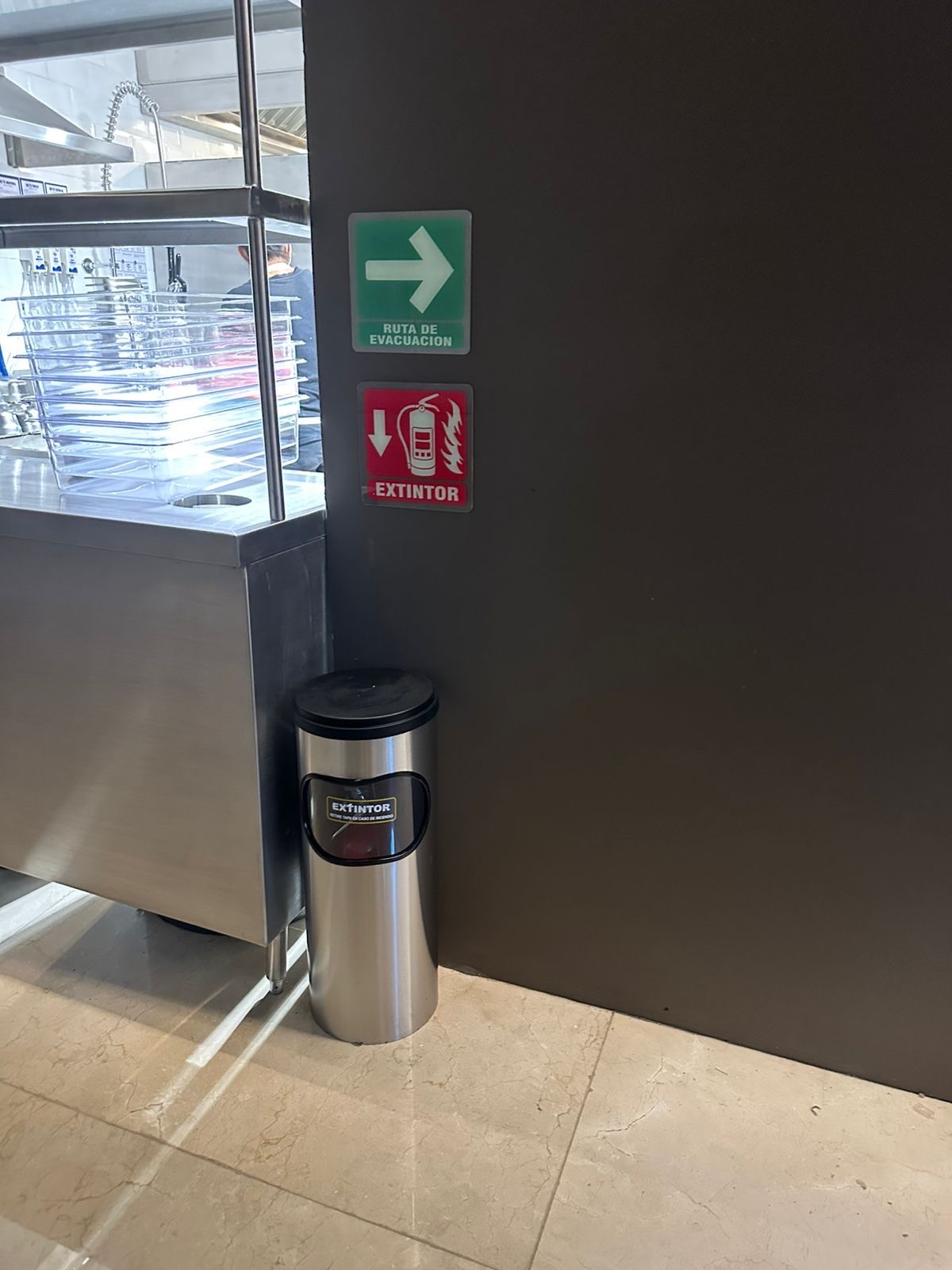 Señales de ruta de evacuación y extintor